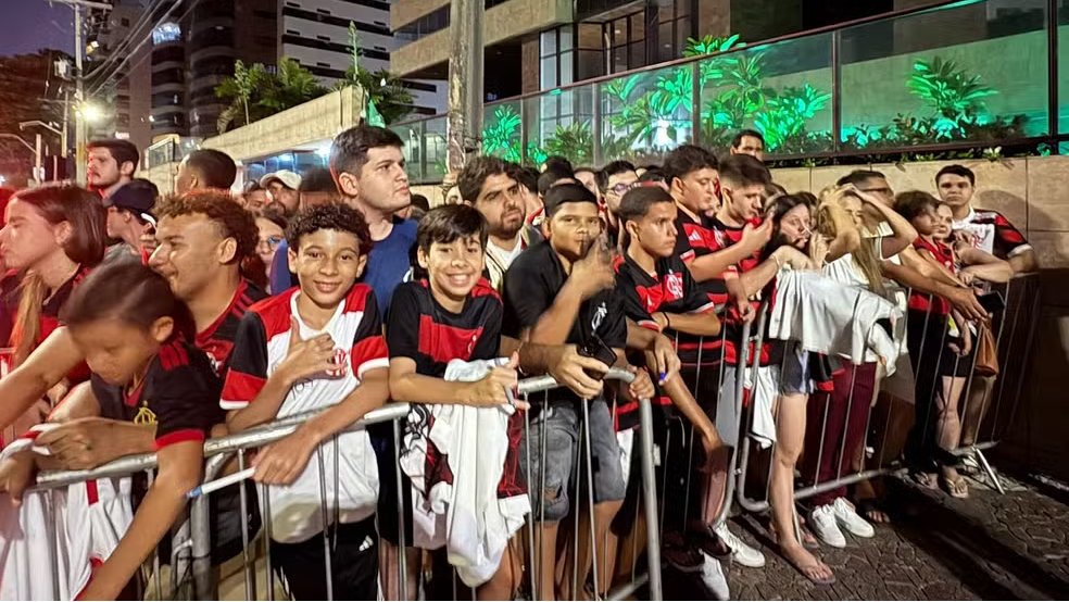 geglobo's tweet image. Torcida faz festa em chegada do Flamengo ao Recife    ➡️  glo.bo/43xaXjd

📸 Emanuelle Ribeiro
