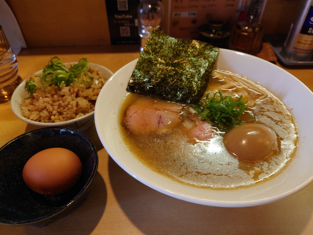 三代目しゅう@中神
煮干しラーメン （塩）1,000
生姜トッピング 100
麺半分⇒味玉サービス
いりこ飯 150
生卵 50

昨日のランチは三代目しゅうでこの時期ならではの【生姜🫚】を店主お勧めの「塩」で頂きました😊
仕事中で時間がない時は、お昼に人気店に並ぶのは危険ですね🥲