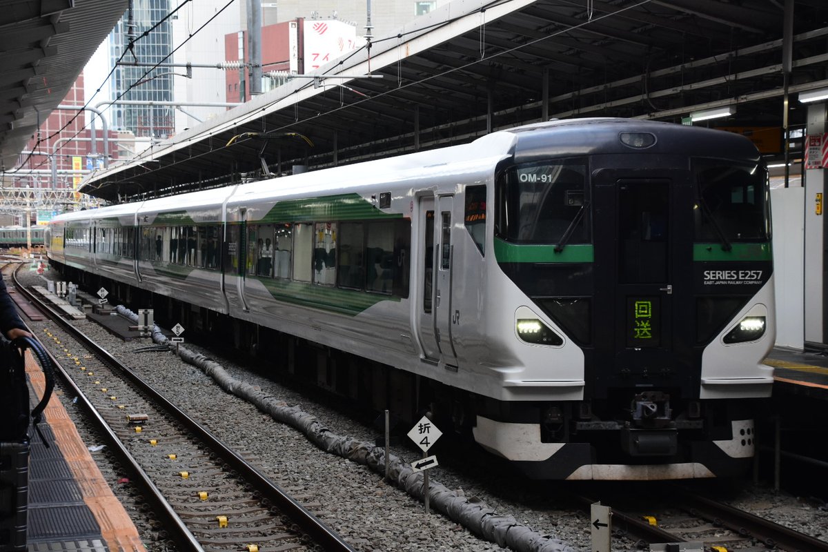 2025/11/15 8077M『特急 あずさ77号』@新宿。 (E257系5000番台 オオOM