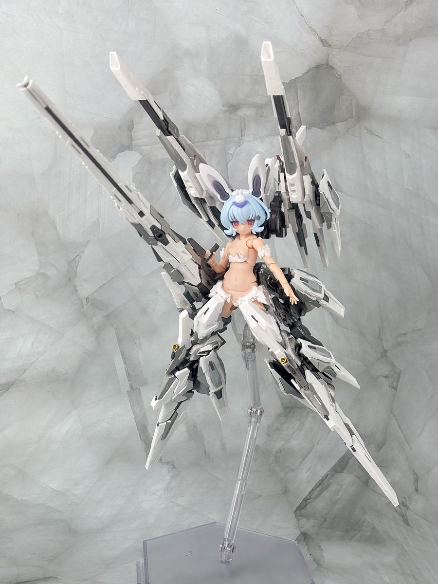 ゆきうさぎ隊の隊長機フルスペックカスタム、ブランシュ・レーヴ完成しました…！

黒ねこ特務隊のお友達から装備を借りパクした、フル装備状態となってます。借り物なのに色まで塗り替えてます…笑

明日のAKガーデンで展示するのでよかったら見に来て下さい！(*≧∀≦*)
#AKG28 #メガミデバイス