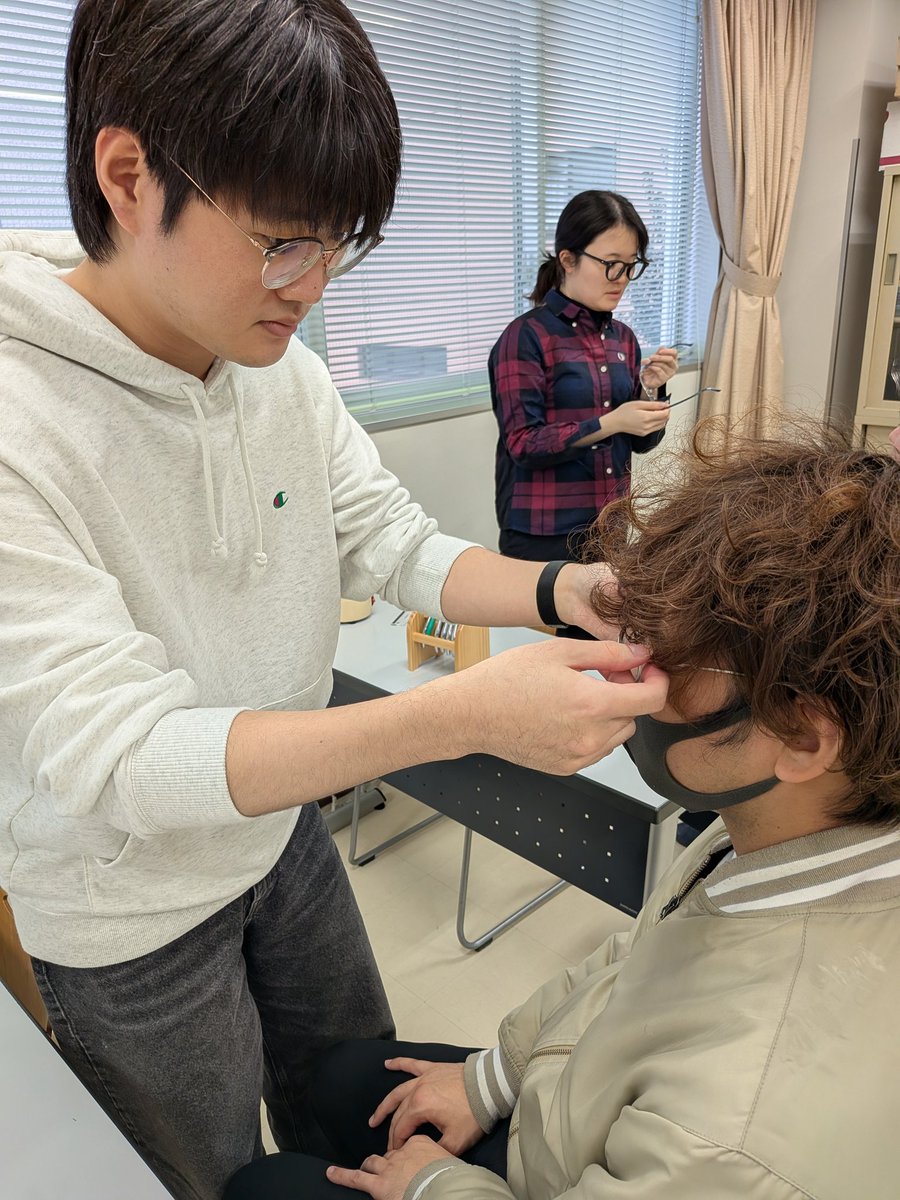 kikuchi_college's tweet image. 👓【総合実習Ⅲ｜実習風景】👓

上級生が下級生のメガネを実際に作製！
「測定→発表→フレーム選び→お渡し」まで、すべて学生が担当💪

フレーム決定後の“フィッティング”の様子📷️

眼鏡店でお客様に喜んでもらえるよう、責任感と緊張感を持って取り組んでいます☺️

#眼鏡作製技能士 #メガネ好き
