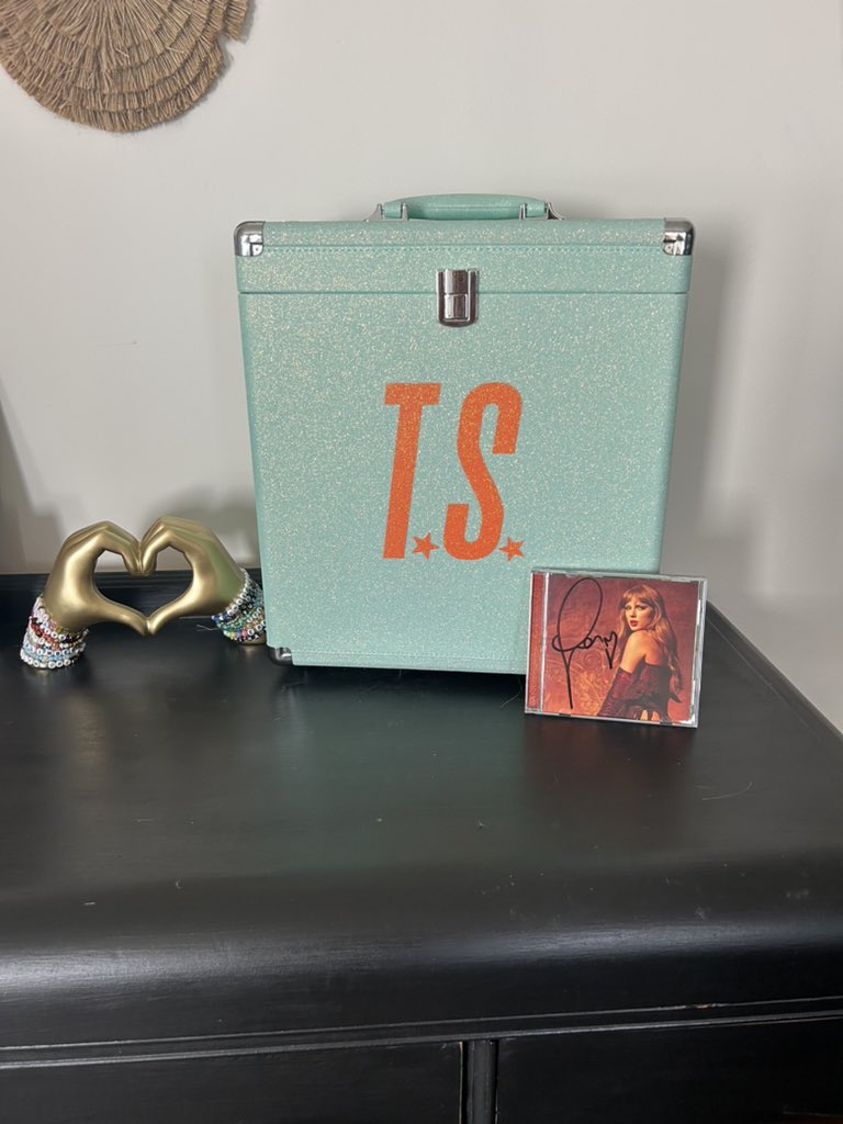 spmed_k's tweet photo. She’s beautiful!!! and fits 13 vinyls perfectly if anyone was wondering 🫶🏻 #taylorswiftmerch https://t.co/PPcRSvzyTa