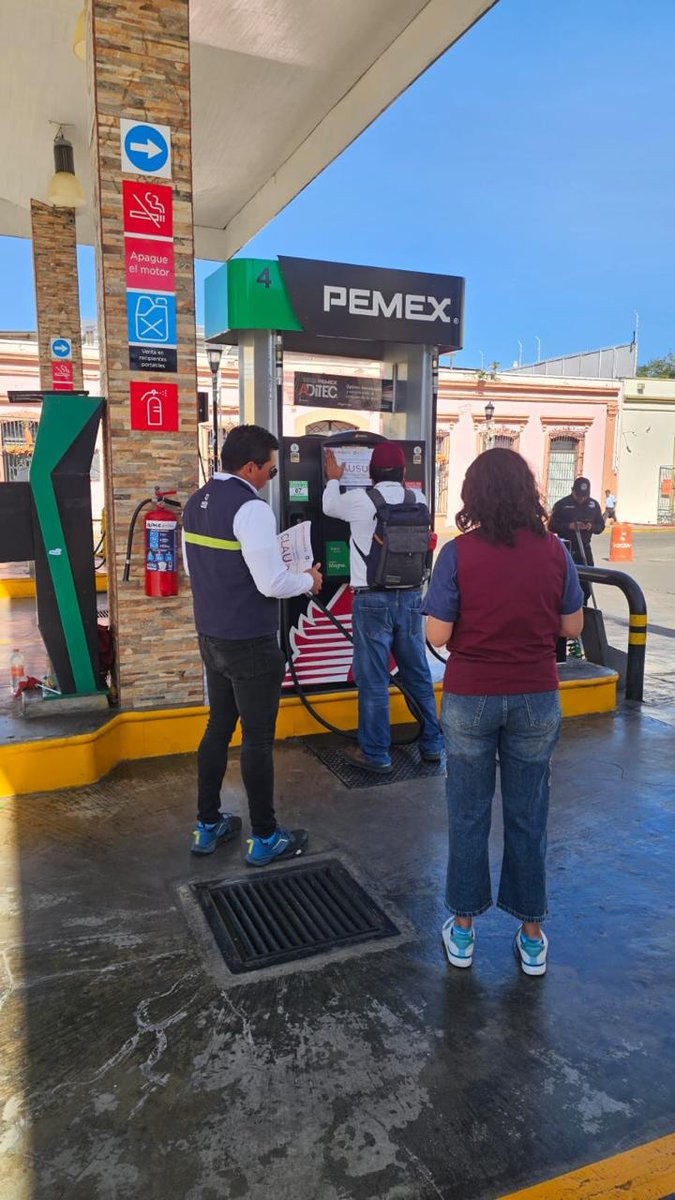 Profeco's tweet photo. #BoletínDePrensa La Profeco y la @agencia_asea realizaron un Operativo Extraordinario de Verificación en #Oaxaca, donde se inmovilizaron 11 instrumentos de medición y se clausuraron cinco de seis estaciones de servicio visitadas por presentar diversas irregularidades.

Con estas acciones, Oaxaca se suma a las 28 entidades verificadas en el marco de la Estrategia Nacional para garantizar litros completos, precios justos y el cumplimiento de las normas ambientales y de seguridad.

Más información https://t.co/sQ8PIg0xdI