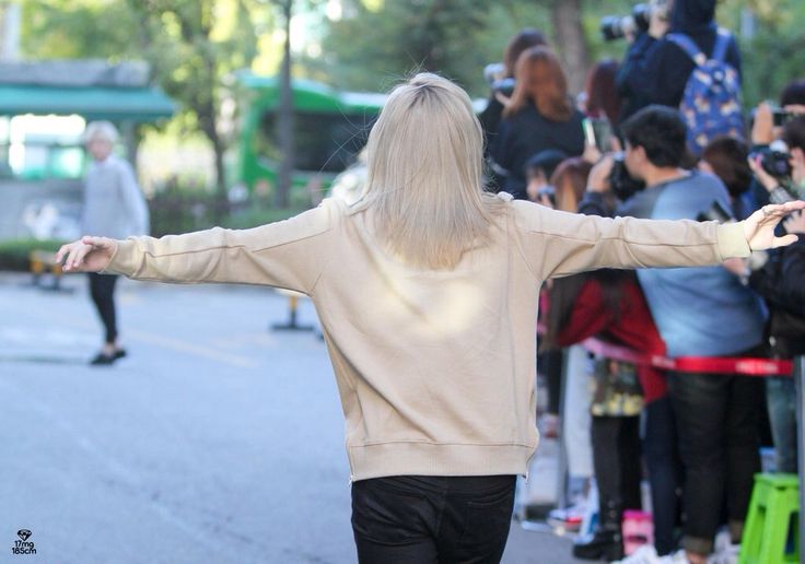 jeonghannisms's tweet image. this moment has produced some of the best jeonghan photos ever like i cannot explain how much and why i am so obsessed with this photo sequence