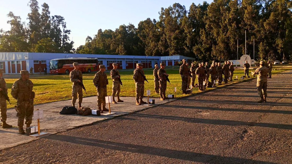 Ejercito_Chile's tweet image. A lo largo del país, más de 15 mil efectivos militares se han desplegado para resguardar el orden y seguridad al interior de los locales de votación, con el objetivo que los ciudadanos habilitados
para sufragar puedan cumplir con su deber cívico.
#EjércitodeChile #Elecciones2025…