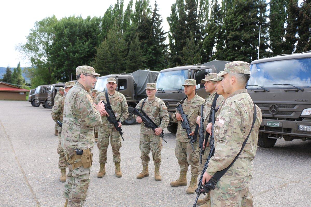 Ejercito_Chile's tweet image. A lo largo del país, más de 15 mil efectivos militares se han desplegado para resguardar el orden y seguridad al interior de los locales de votación, con el objetivo que los ciudadanos habilitados
para sufragar puedan cumplir con su deber cívico.
#EjércitodeChile #Elecciones2025…