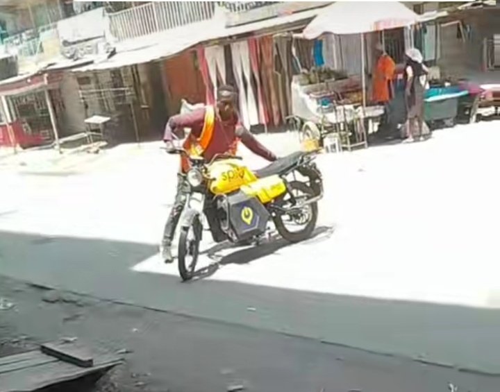 Swift wapi na kwa ground Spiro rider hufika destination on foot holding the bike like a pet goat. 🐐😭
