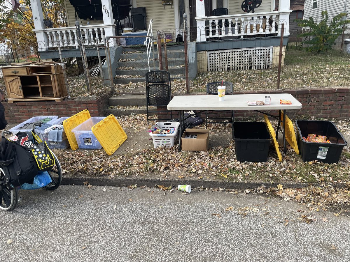 logicbylink's tweet image. Ramen and brown rice available now. If you could use some groceries, stop by and pick up what you need. No hassle, or pressure. Grab it and take care of yourself. I’m here until 5 or until it’s gone. Community takes care of each other.

Money donations: Givebutter.com/FBM