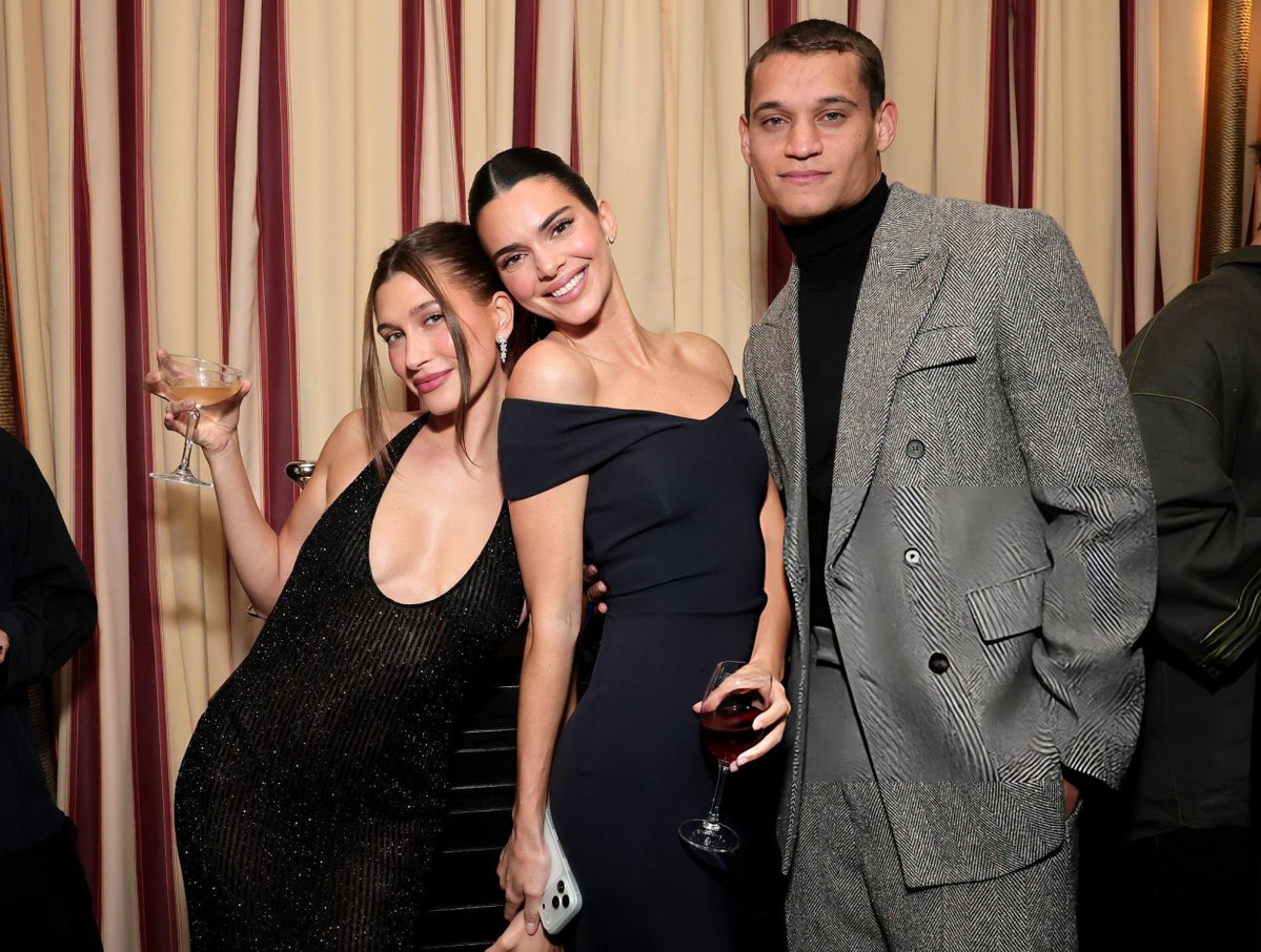 13 de novembro: Hailey Bieber com Kendall Jenner e Tyriq Withers no evento GQ Magazine: Men of the Year 2025, celebrado no Chateau Marmont, em West Hollywood, Califórnia.

Confira em: portalhaileybieber.com.br/galeria/thumbn…