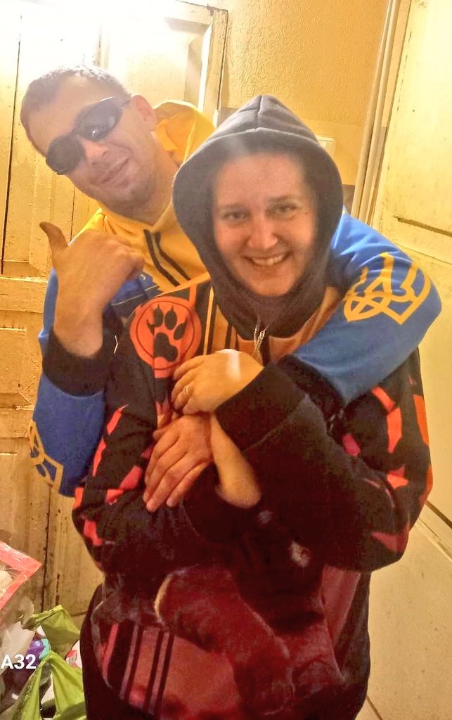 Zróbcie dziś coś dla mnie, jak możecie. Pomódlcie się, trzymajcie kciuki, pomyślcie ciepło, wyślijcie dobrą energię mojemu Mężowi, który w tej chwili na najgorszym odcinku frontu bardzo jej potrzebuje. Dziękuję.
Tyhr, masz do mnie wrócić, bo inaczej skopię Ci dupę.