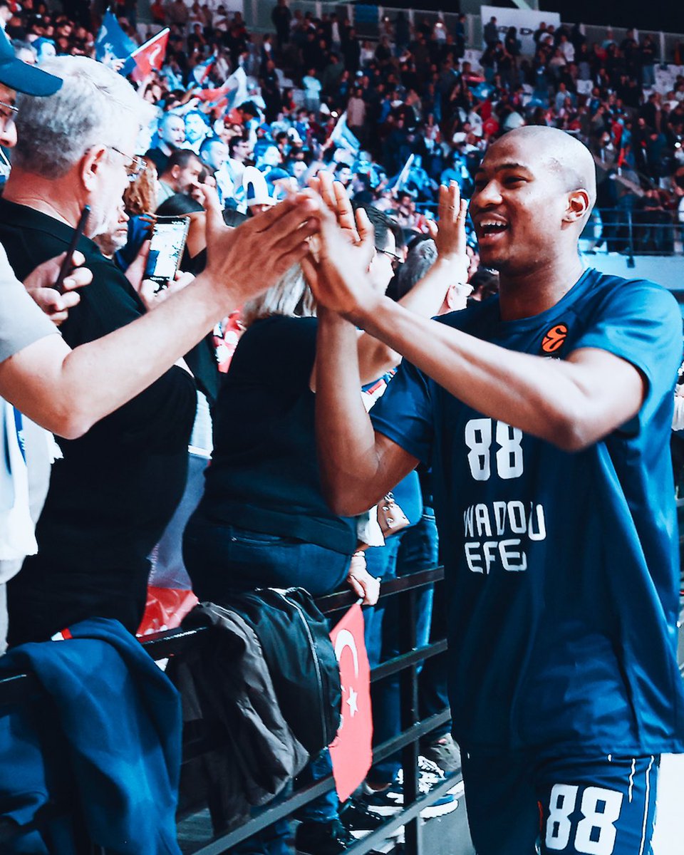 👊 Bu akşam, her hücumda, her savunmada yanımızda oldunuz. Son topa kadar birlikte nefes aldık, birlikte savaştık. 

🫂 Desteğiyle gücümüze güç katan tüm Antalyalılara yürekten teşekkür ederiz.

#BenimYerimBurası