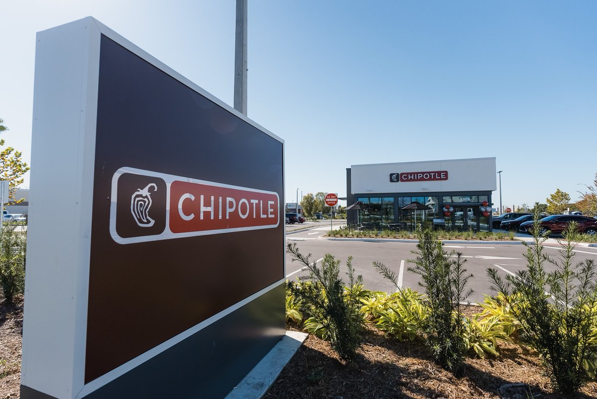 WMGDev's tweet photo. Big day in Kissimmee yesterday! Our team was on hand to celebrate the grand opening of @chipotle off of Highway 192. Another great project delivered and a win for this growing corridor. 🌶️ 🥑 

#WMGDevelopment #GrandOpening #Kissimmee #Chipotle https://t.co/dwT7EiBwtj