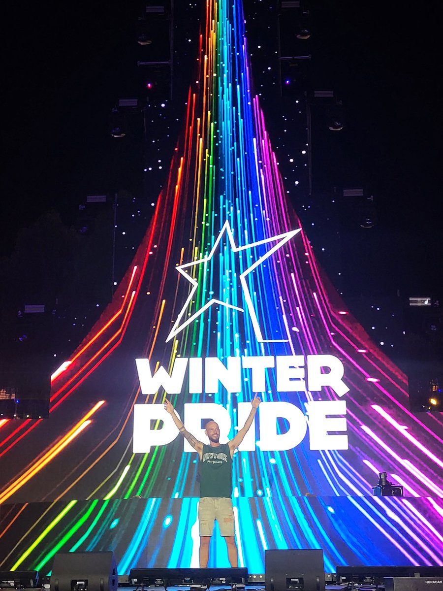 NenoAluXe's tweet photo. El escenario es mio y lo he compartido con Kate Ryan #WinterPride https://t.co/jH2874CBRQ