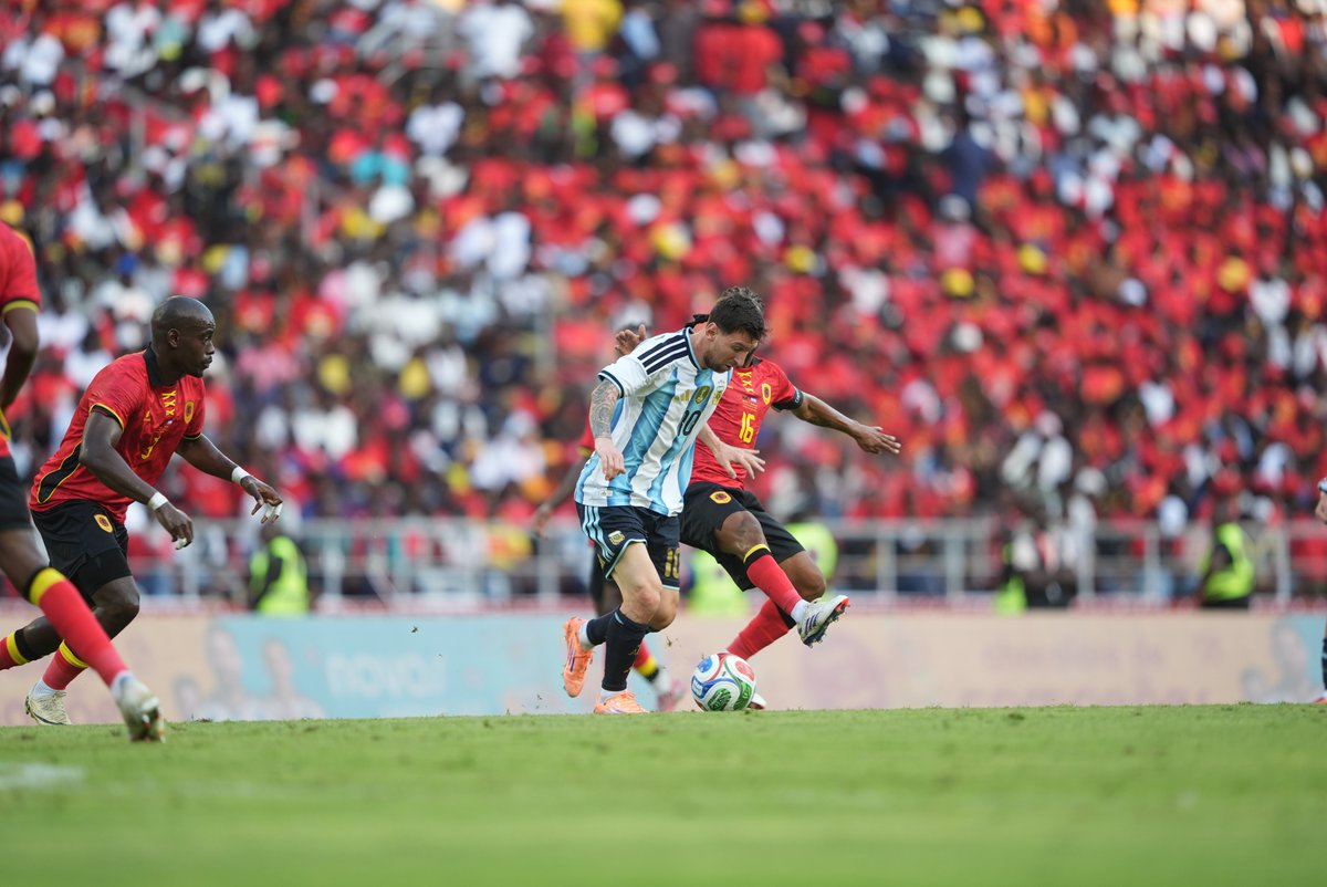periodismobsas's tweet photo. En el último partido del año, la Selección Argentina derrotó a Angola por 2 a 0 con goles de Lautaro Martínez y Lionel Messi https://t.co/eKyYQO9Mxv #SeleccionArgentina #Angola #Argentina #Messi #luanda #Lautaro #Scaloni #scaloneta #goat #depaul #macallister #almada #rulli #Foyth https://t.co/uLK9swbVU8
