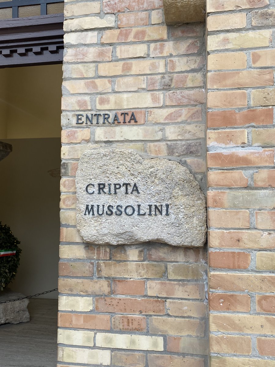 ¿Qué pasó con el cuerpo de Mussolini después de muerto? ¿Qué se debe hacer con los restos de los dictadores? 

🧵⚰️🪦Hoy hablamos de cómo Italia gestionó su pasado fascista a partir de los tumbos que dio el cuerpo de Mussolini hasta llegar a su tumba actual