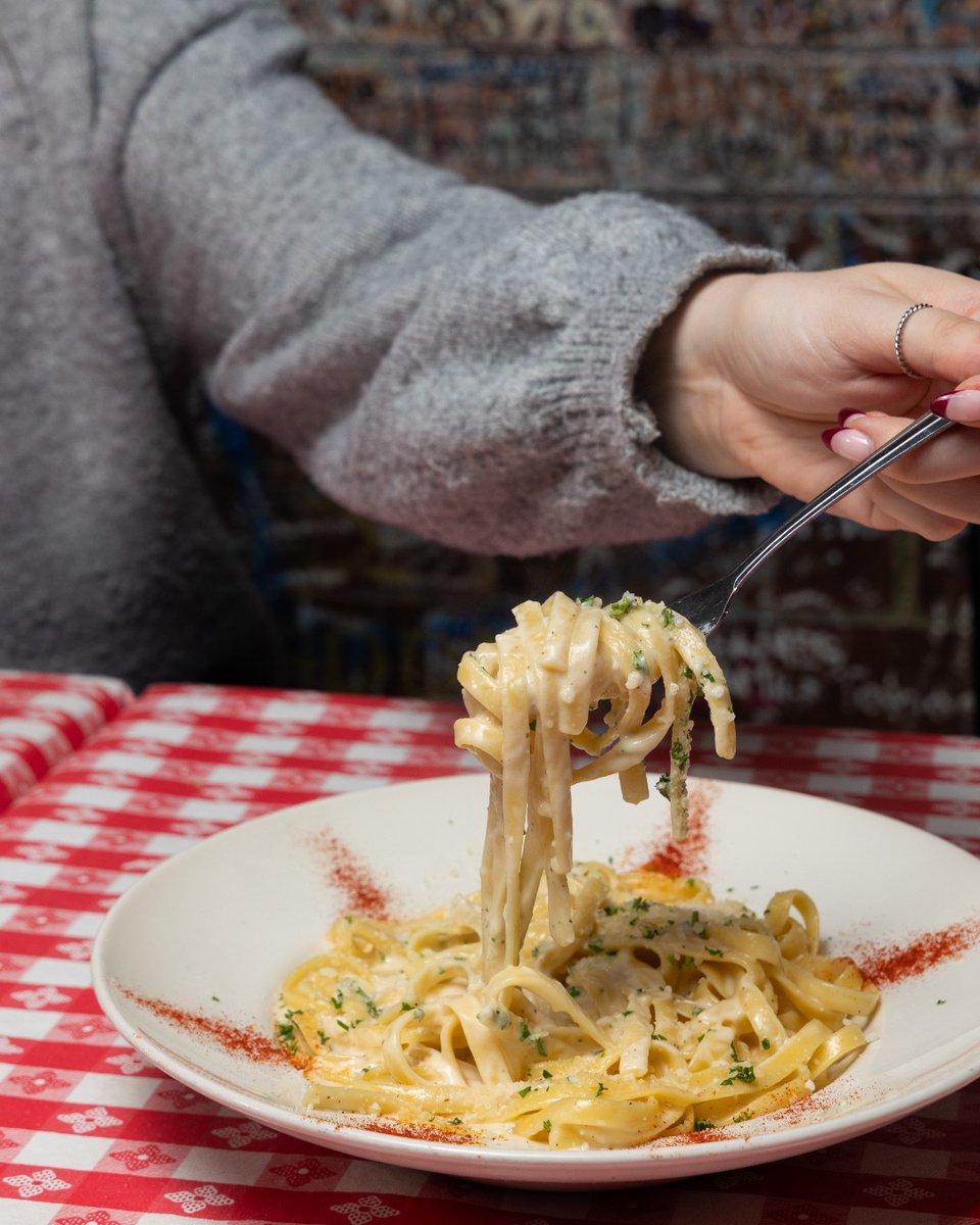 ginoseast's tweet photo. Chicago weather got you bundling up?
Weโve got the cure: Meatball Sub, Fettuccine Alfredo, Minestrone, and crispy Calamari โ all the comfort, no coat required.
#GinosEast #ComfortFoodSeason #ChicagoEats #DeepDishAndMore #ChiTownEats #InCrustWeTrust #EatLocalChicago #CozySeason https://t.co/R5ccaubaoP