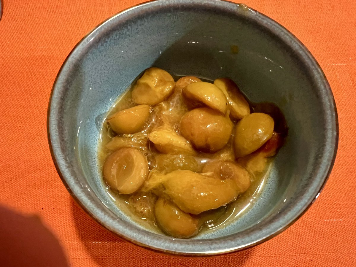 À la table du moulin :
Velouté de butternut,
Pintade rôtie, risoni butternut et origan
Comté
Reines-claudes en compote
Eau à bulles et pain au levain.