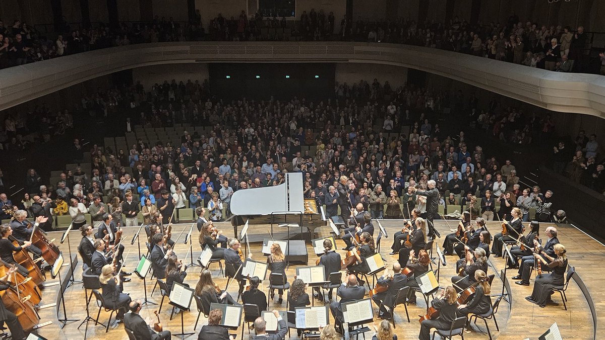 BartFunnekotter's tweet image. Vrijdagavond,  Amare, Den Haag. Lucas Jussen speelt 1e pianoconcert Beethoven, en het is niet uitverkocht. Toch iets om bezorgd over te zijn voor de klassieke sector