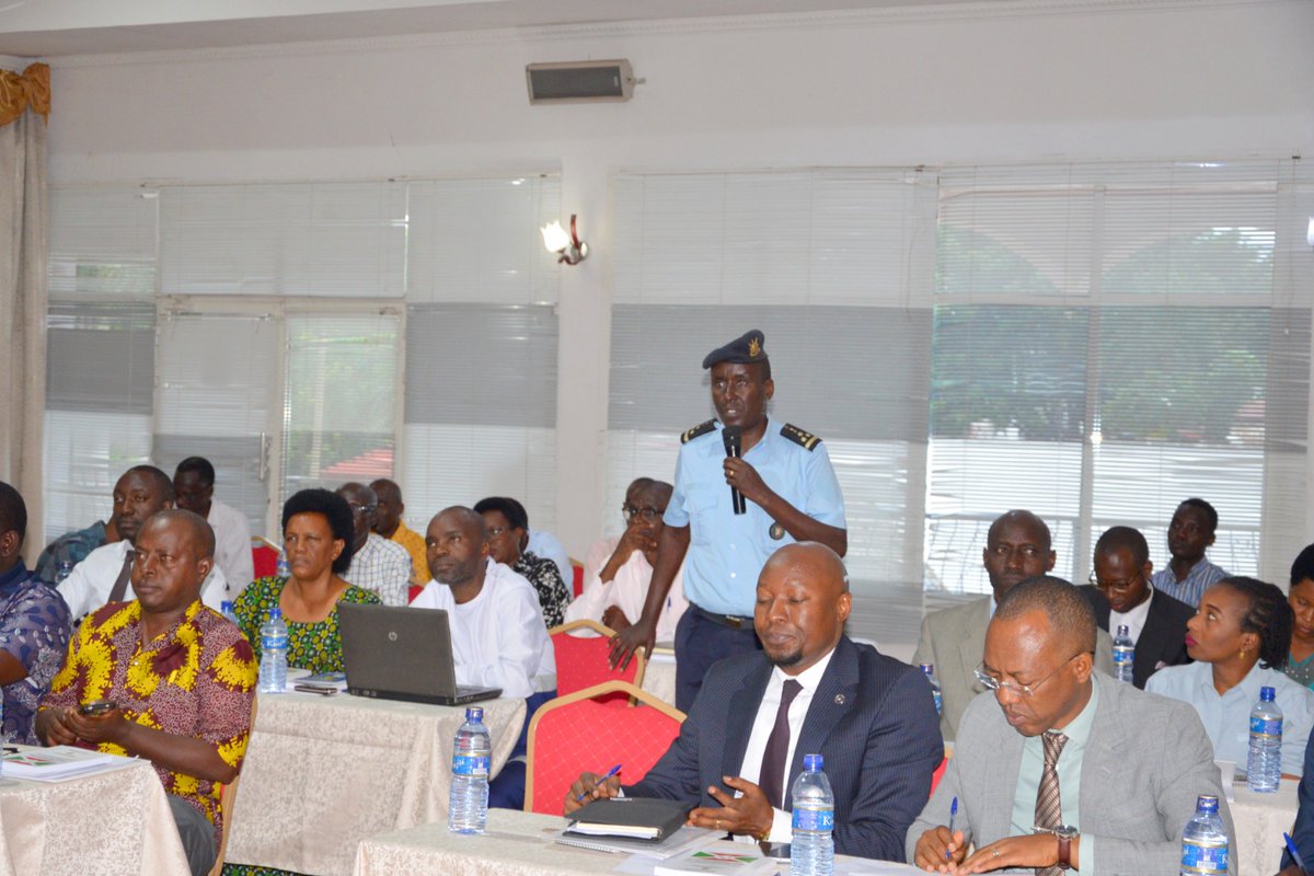 MinTFPSS_bdi's tweet image. #Burundi: L'objectif de cet atelier est d'offrir un cadre d'échanges entre les services techniques de l'#INSS,de l'Inspection Générale du Travail et de la Sécurité Sociale, ainsi qu ceux du département chargé du suivi et du contrôle des sociétés de gardiennage au @MininterInfosBi