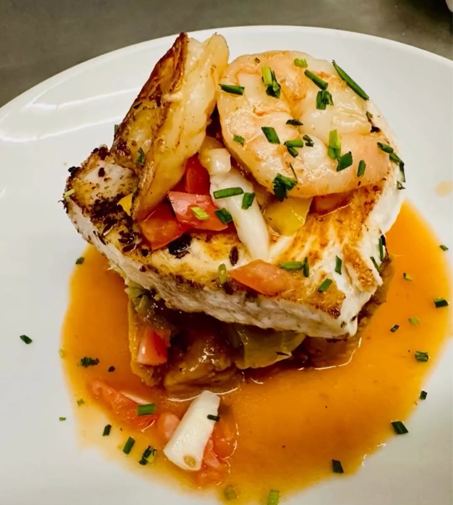 Riziki_ai's tweet photo. Saturday special: seared swordfish crowned with sautéed shrimp, fresh pico and a bright buttery sauce — swing by before it’s gone.🐟🍤🫣😋

#riziki #riziki_ai #seafood #saturdaynight #foodie #foodporn #foodphotography #raleigheats #eats #restaurantlife #restaurantowners https://t.co/1OTawAO9fO