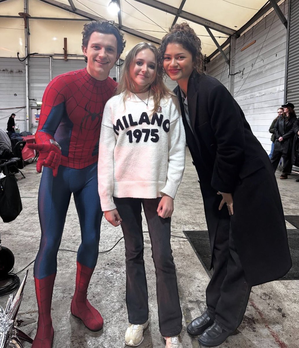 Tom Holland and Zendaya with fans on the set of ‘SPIDER-MAN: BRAND NEW DAY’

(📸: cheaneylifeinpics2 | IG)