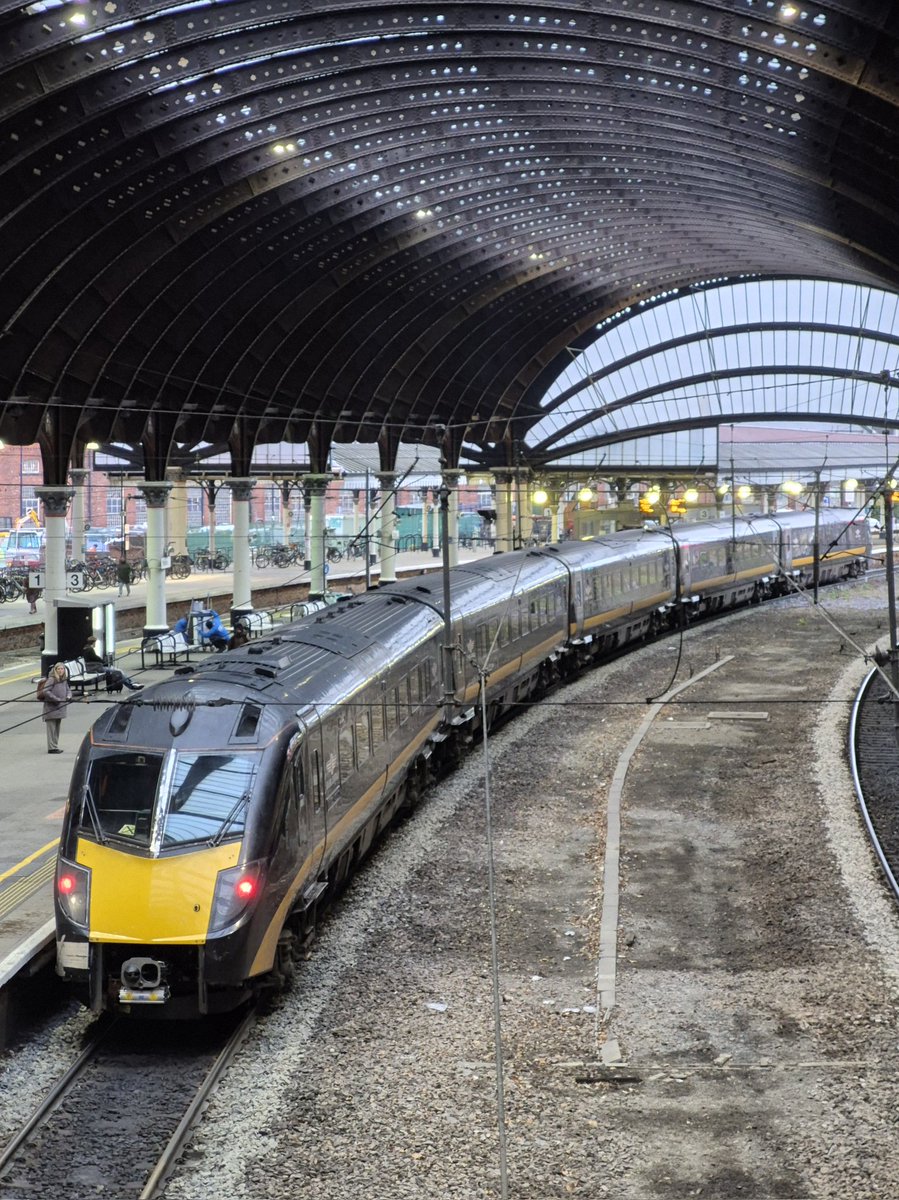 Westfield113594's tweet image. 180 112 James Herriot about to depart platform 3 at York Railway Station on 14th November 2025 my pic
#class180 #grandcentral #yorkrailwaystation