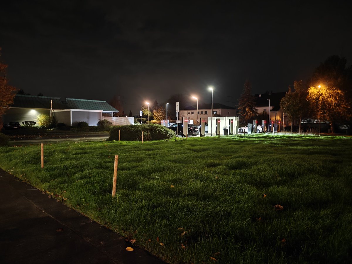 Sinnbild.

Da wo jetzt Wiese ist, stand mal eine #Wasserstoff-Tanke. Dieses Jahr abgebaut.

Im Hintergrund ist ein Ladepark für E-Autos zu sehen. Der wurde in den letzten Jahren mehrfach vergrößert und erneuert.

Herr Söder, welche Person bei Verstand soll ein H2-Auto kaufen??
