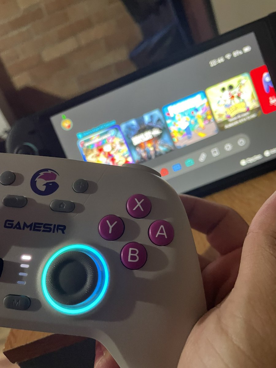 Digopriv93's tweet photo. Controle da Gamesir no estilo game boy ➡️ https://t.co/Z7Inzhijg7 https://t.co/9UAYLUygg8