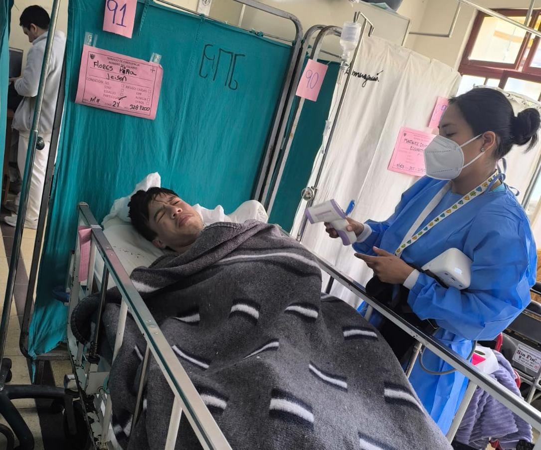 El suboficial Kay Villalta recibe atención especializada tras el ataque en El Agustino.
La Defensoría del Policía aseguró el acompañamiento médico y legal.
El detenido permanece bajo custodia por tenencia ilegal de drogas y arma de fuego.

📷Lee la nota: acortar.link/eWsKHe