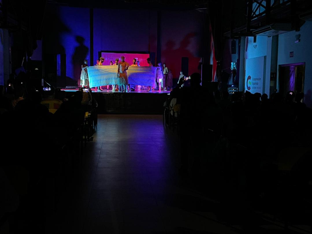 ccemalabo's tweet photo. Finaliza la Residencia Artística AfrOeste 2025 con una emocionante presentación final, dirigida por Gorsy Edu y Paola Soledad Correa, con la participación de HM Dance y percusionistas locales, en el Centro Cultural de España en Malabo.
@AECID_EspMalabo @EmbEspMalabo #EspañaEnGE https://t.co/afarETzXaQ