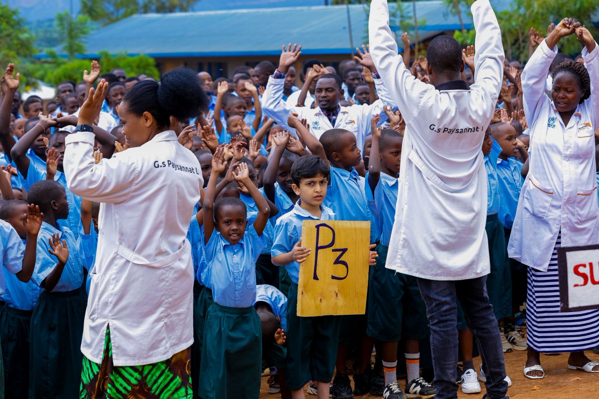 Rwanda_Edu's tweet image. Today, Minister @JoNsengimana , together with Kirehe District leaders, visited Paysannat LE School. 
Located near Mahama refugee camp, Paysannat LE is the largest school in the country, with 10,204 learners—98% of whom are refugees from five different countries.

These students,…