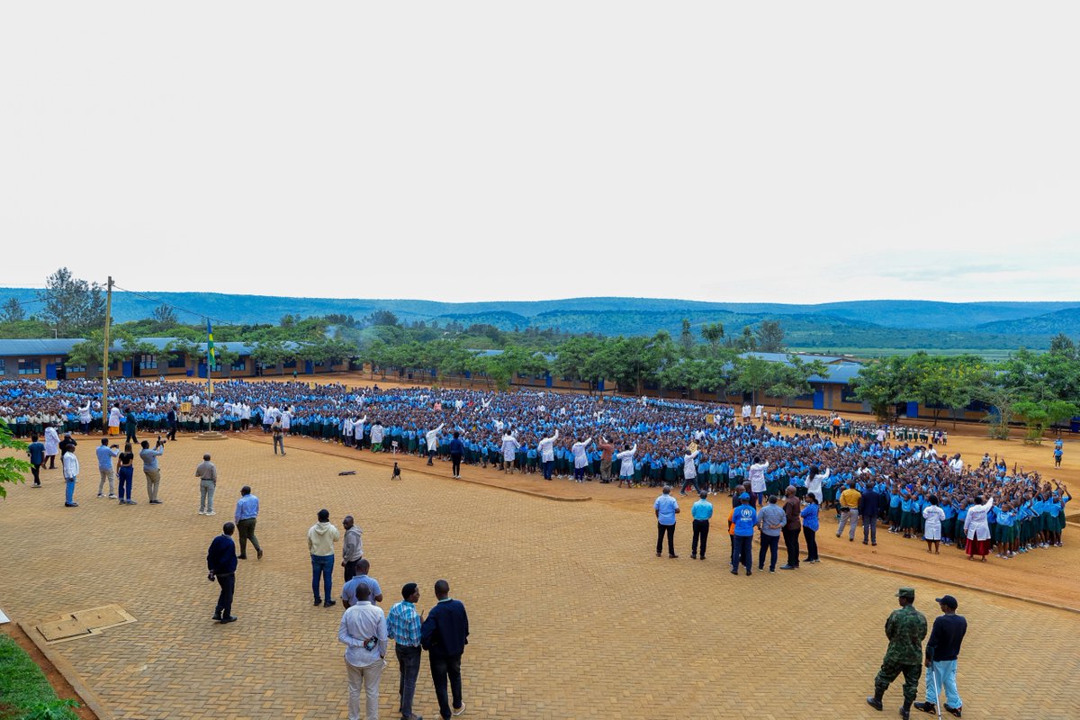 Rwanda_Edu's tweet image. Today, Minister @JoNsengimana , together with Kirehe District leaders, visited Paysannat LE School. 
Located near Mahama refugee camp, Paysannat LE is the largest school in the country, with 10,204 learners—98% of whom are refugees from five different countries.

These students,…