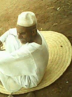 أبي أشهد الله أنك لا تتكرر وإن رحلت فإنك تظل حيا فينا سندا وقدوة ويكفيني من الدنيا عزا وفخرا أنك أبي.