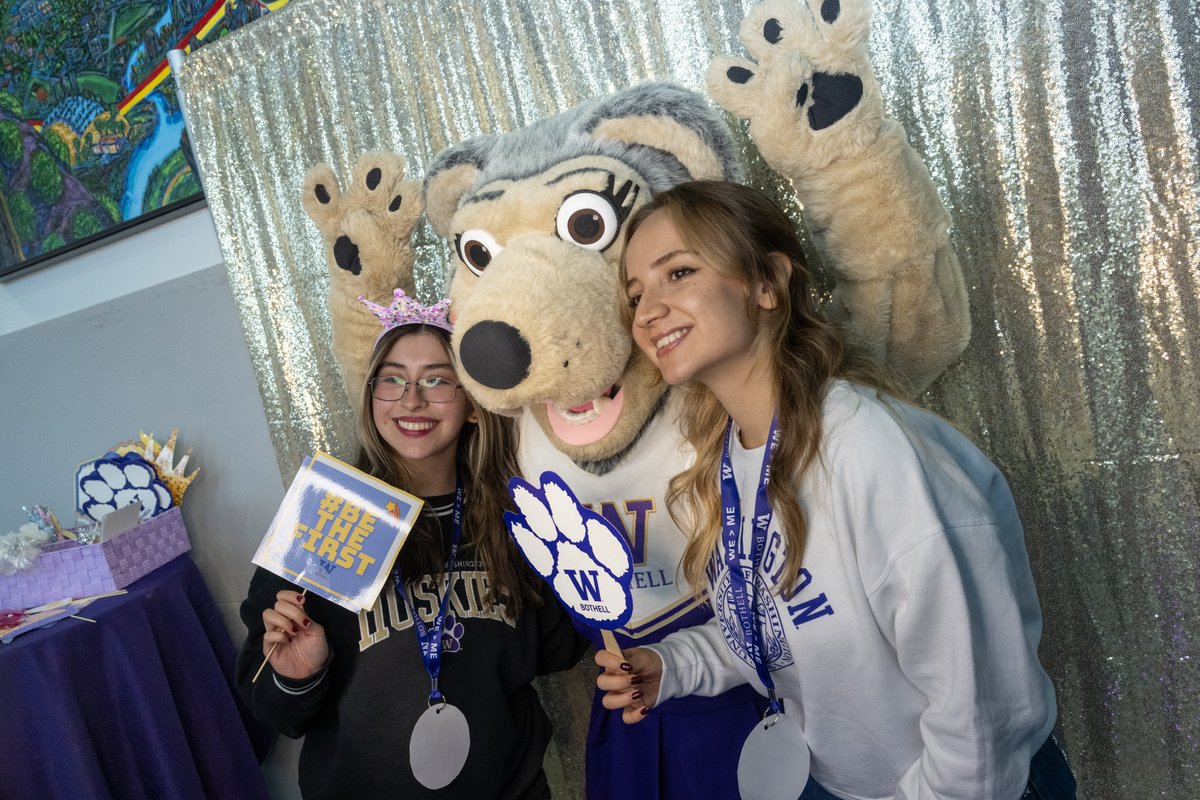 UWBothell's tweet image. Thank you to all the first-generation students, staff, faculty, and families who joined us to honor your achievements. From treats and prizes to creative activities, it was wonderful seeing our Husky community come together! #FirstGenCelebration #UWBHuskyPride