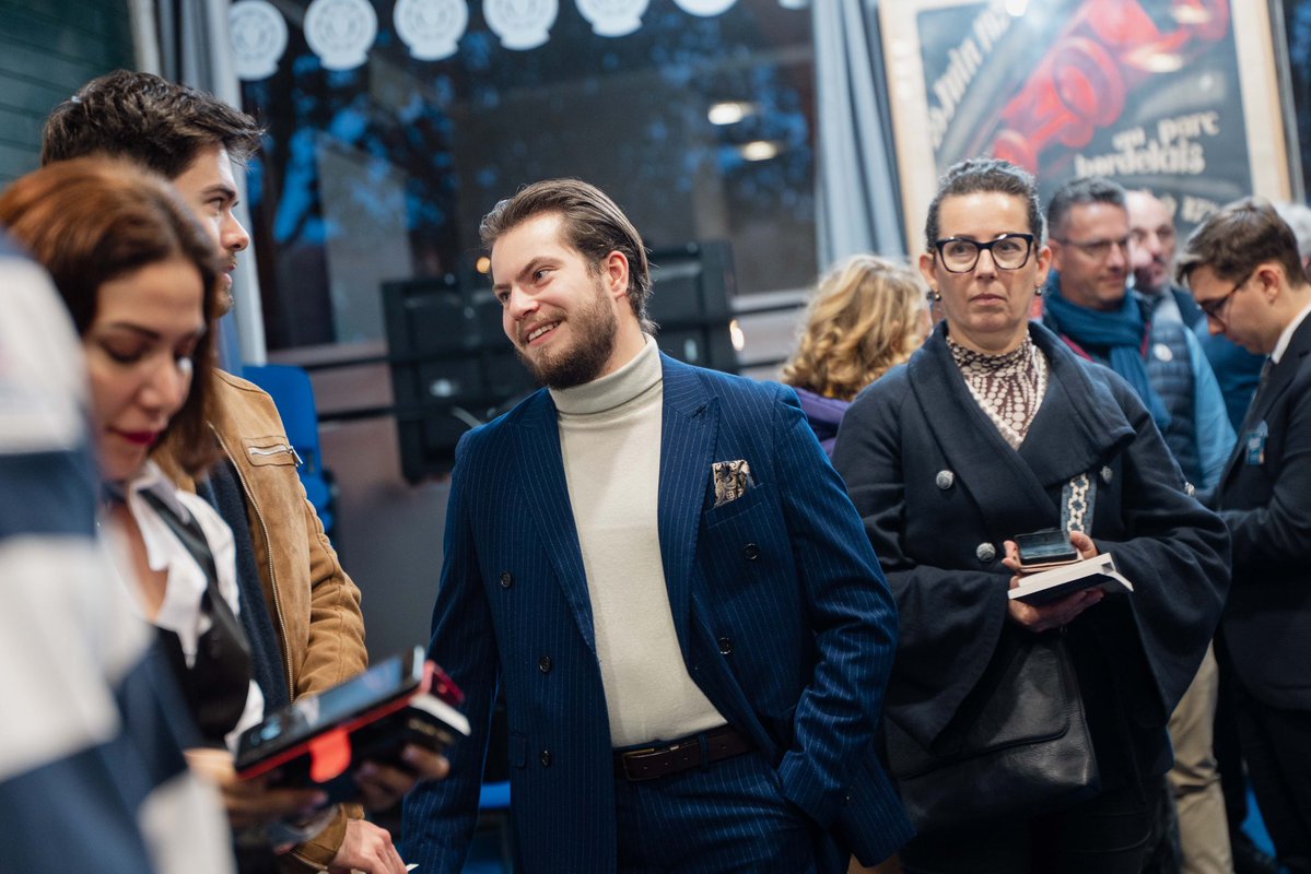 On disait des jeunes qu’ils ne lisaient plus et qu’ils ne s’intéressaient plus à notre identité… 

Et pourtant, ils sont chaque fois plus nombreux à venir me rencontrer pour faire dédicacer « La messe n’est pas dite ». 

Quel espoir pour la France !