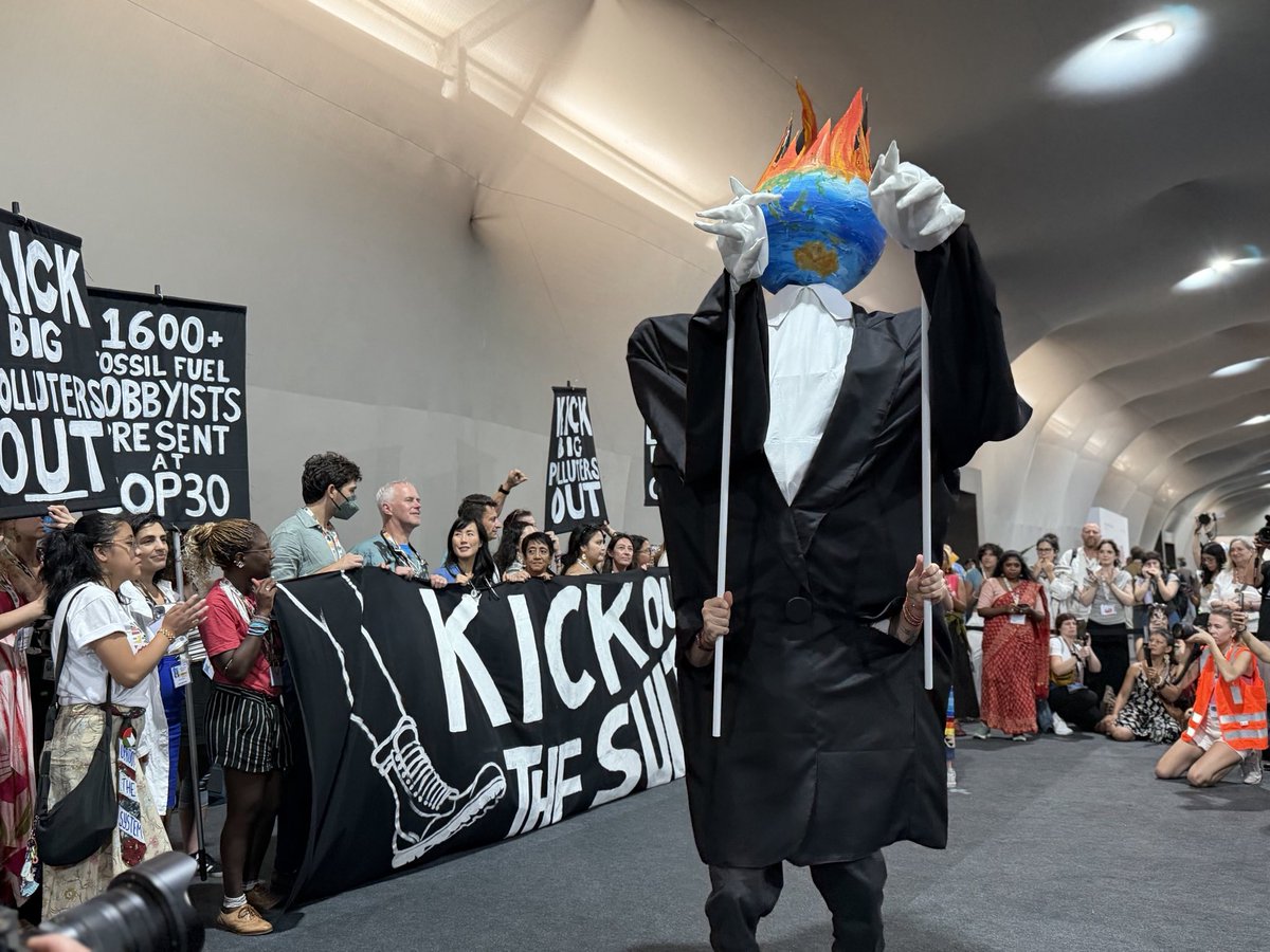 ciel_tweets's tweet image. 📢 #FossilFuel lobbyists have received 2/3 more passes to #COP30 than all the delegates from the 10 most climate vulnerable nations combined, showing how industry presence continues to overshadow that of those on the frontlines of the #ClimateCrisis.

Time to #KickOutTheSuits!