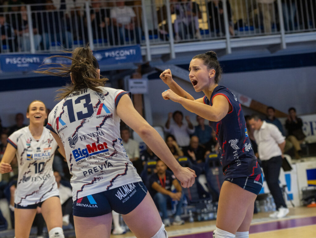 OggiSportNotiz2's tweet photo. Si avvicinano le notti europee 🔥🏐🤩
Il primo avversario del #Chieri76 sarà il #Vasas 💪🏻
https://t.co/q9um5OBhX6 https://t.co/jNbbCDq5wX