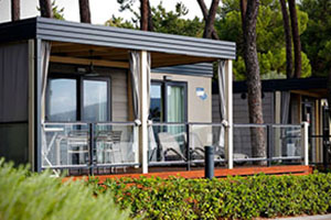 KKWinssvcs's tweet image. Build your dream manufactured home! Pick one feature from each column and share your dream home in the comments.