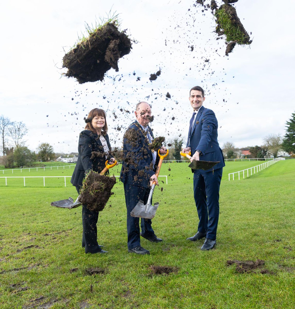 jackfchambers's tweet image. Wonderful occasion this week to turn the sod with @Fingalcoco on the €2m development project for Corduff Park including a new all weather football pitch for @CorduffFC , a local playground and many new local amenties.