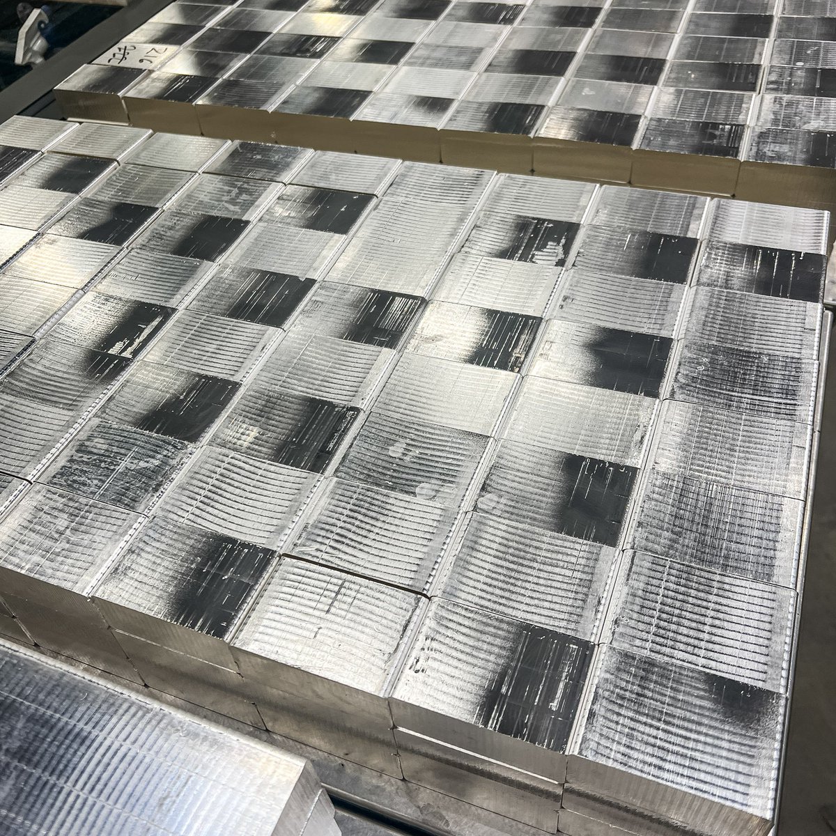 scottsdalemint's tweet image. Rows of silver waiting to be transformed. The process is just getting started. 

#silver #bullion #Silver #Bullion #Collectors #Investment #PreciousMetals #ScottsdaleMint #999fine