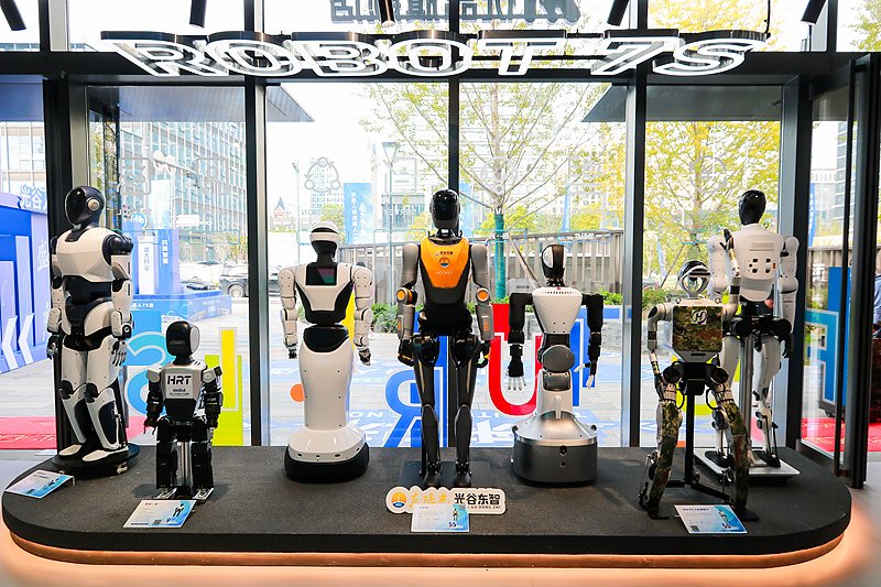 chinaembaustria's tweet image. Kürzlich wurde ein Geschäft für humanoide #Roboter🤖 in #Wuhan, der Hauptstadt der zentralchinesischen Provinz #Hubei, eröffnet. Die dort präsentierten Roboter können die Aufgaben von der Kasse und Pflege bis hin zur industriellen Montage und Unterhaltung übernehmen.

Prognosen…