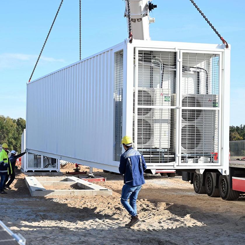 Nach einer Vorlage der Bundesregierung sollen künftig auch große #Batteriespeicher im baurechtlichen #Außenbereich als privilegiert gelten.

Privilegiert meint im Baurecht, dass eine Genehmigung nicht verweigert werden kann, außer es liegen ganz...

1/6
pv-magazine.de/2025/11/12/pri…