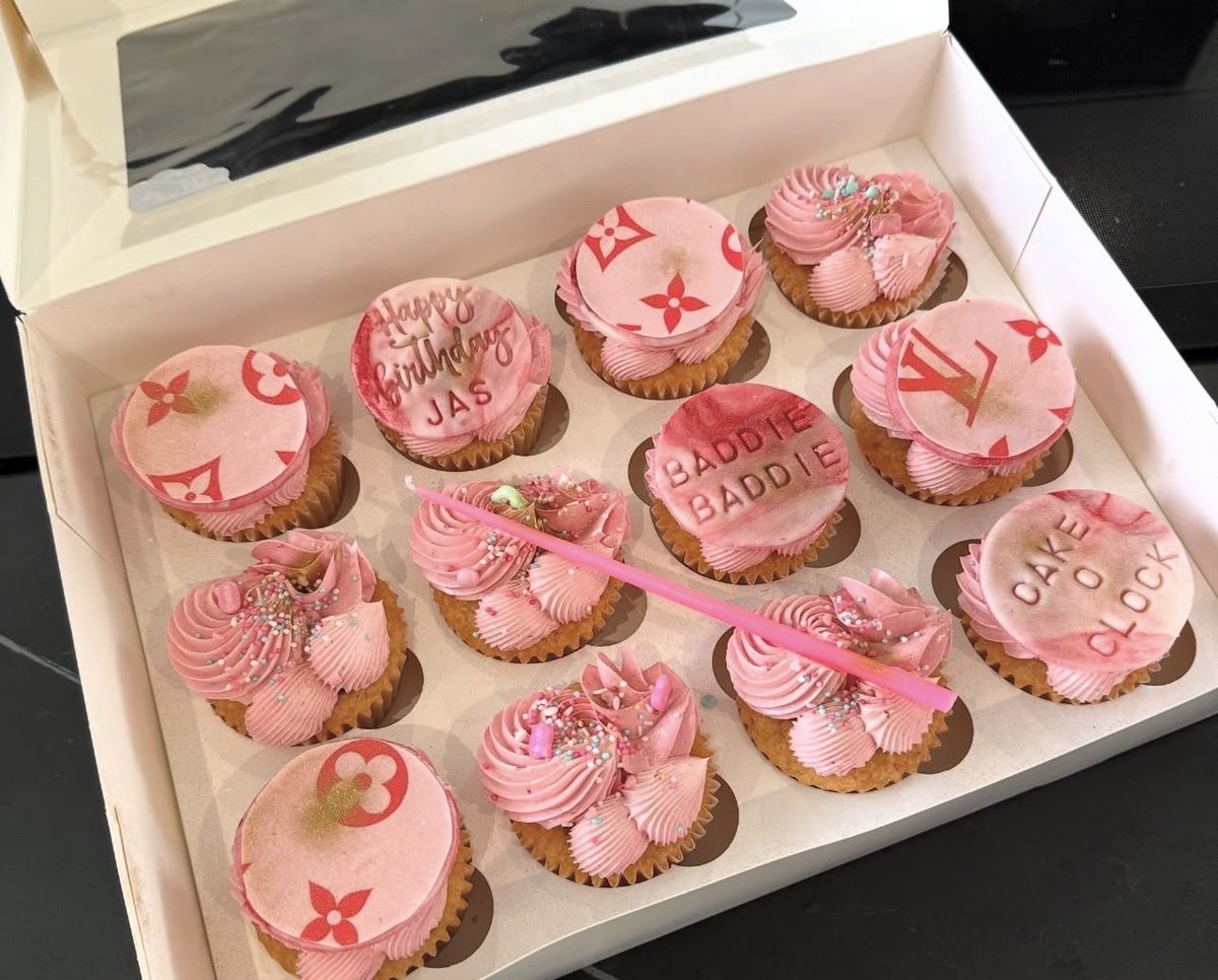 codie_Saanchez's tweet image. Just me and my laptop living the life I always dreamed off📊