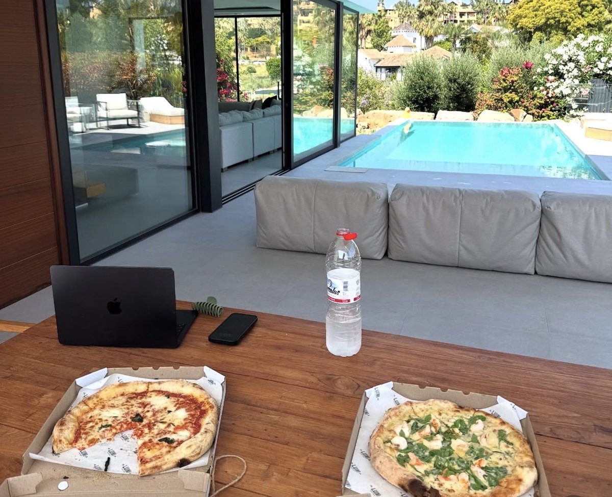 codie_Saanchez's tweet image. Just me and my laptop living the life I always dreamed off📊