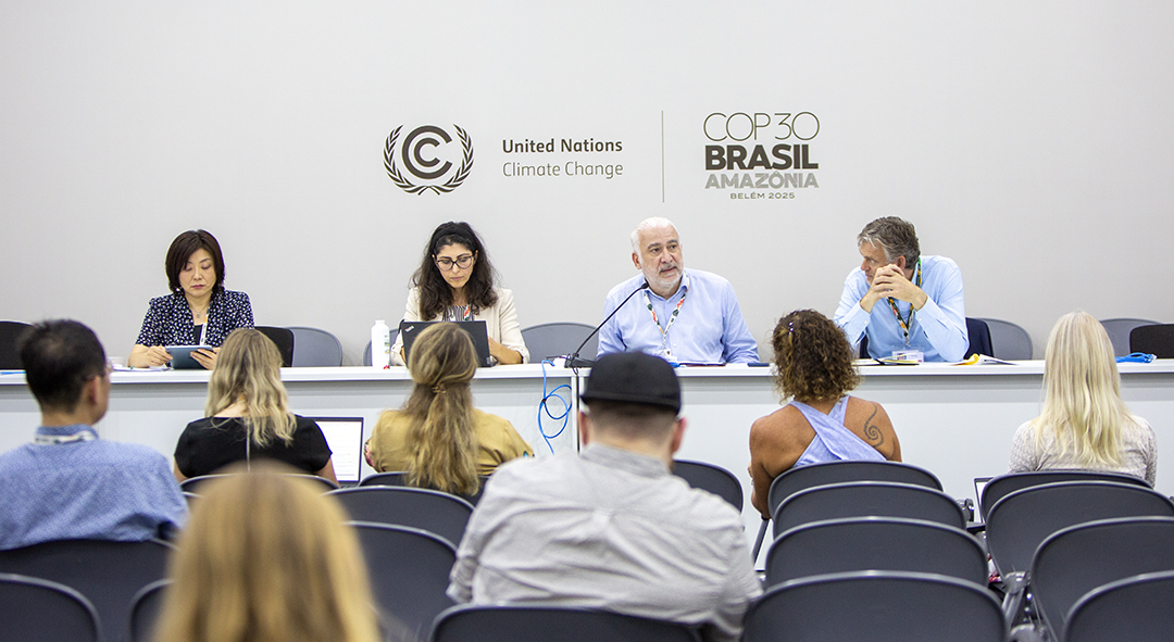 IISD_ENB's tweet image. How does linking #climate action with #sustdev priorities save money, improve results, and support communities? 

Experts at a #COP30 side event shared new research that identifies practical ways countries can achieve more by acting on both

Highlights ➡️ enb.iisd.org/unlocking-clim…