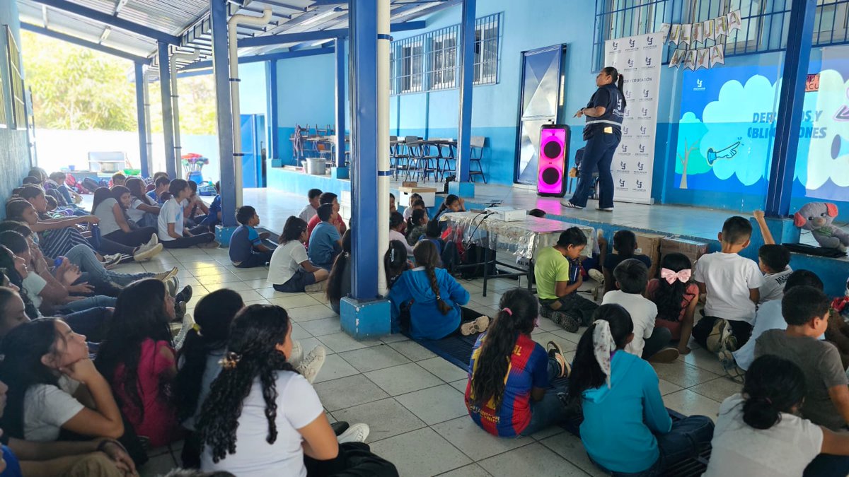 PDHgt's tweet image. 📚#EducaciónEnDDHH
📍#ElProgreso
Con el propósito de fortalecer el conocimiento acerca de los #DerechosHumanos y promover la prevención de la violencia entre niños y niñas, la Auxiliatura de la @PDHgt desarrolla un taller educativo en la Escuela Oficial Rural Mixta de la Aldea…
