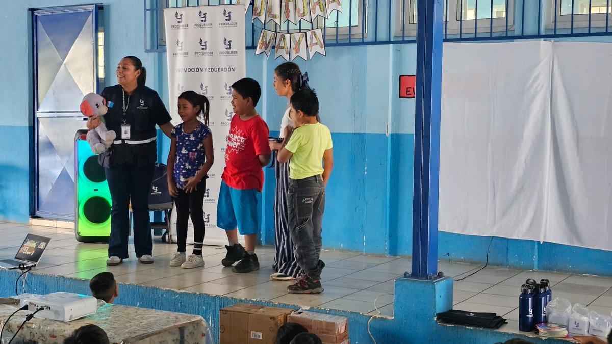 PDHgt's tweet image. 📚#EducaciónEnDDHH
📍#ElProgreso
Con el propósito de fortalecer el conocimiento acerca de los #DerechosHumanos y promover la prevención de la violencia entre niños y niñas, la Auxiliatura de la @PDHgt desarrolla un taller educativo en la Escuela Oficial Rural Mixta de la Aldea…