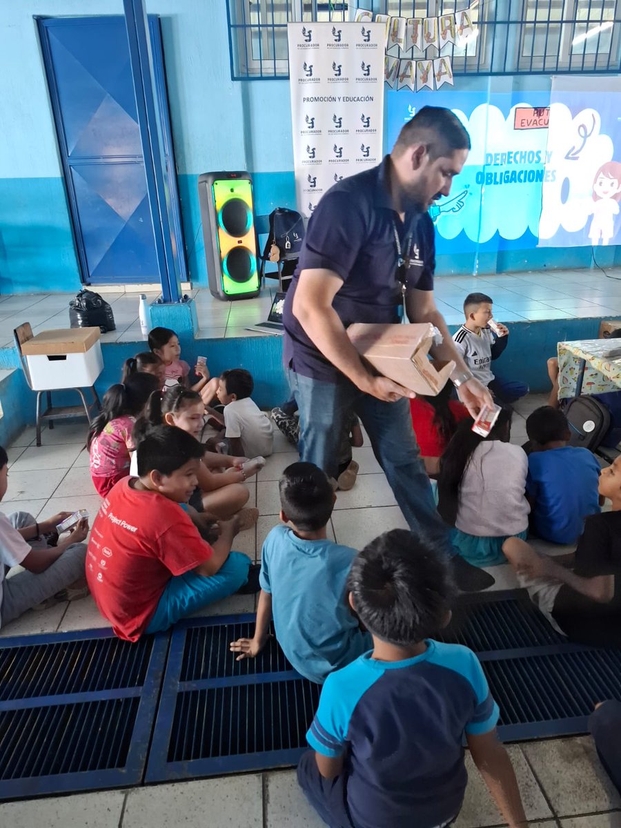 PDHgt's tweet image. 📚#EducaciónEnDDHH
📍#ElProgreso
Con el propósito de fortalecer el conocimiento acerca de los #DerechosHumanos y promover la prevención de la violencia entre niños y niñas, la Auxiliatura de la @PDHgt desarrolla un taller educativo en la Escuela Oficial Rural Mixta de la Aldea…