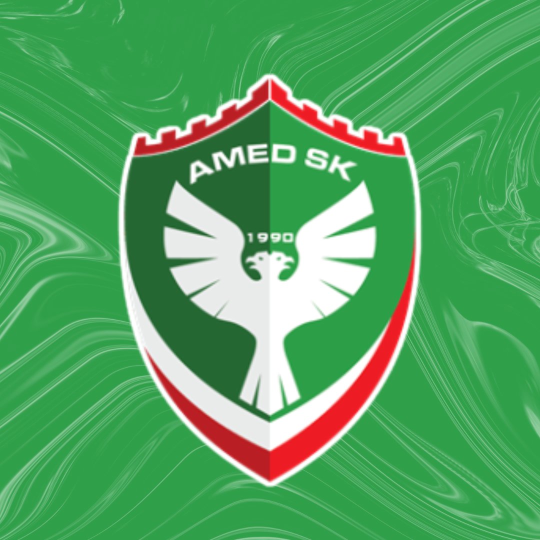 centralturcao's tweet photo. O Amedspor anunciou a rescisão dos contratos de cinco jogadores após a investigação da Federação Turca de Futebol (TFF) revelar envolvimento dos atletas em atividades de apostas. A decisão veio logo após o caso ser encaminhado à Comissão de Disciplina do Futebol Profissional (PFDK), que aplicou diferentes punições aos envolvidos.

Os atletas sancionados são Oktay Aydın, suspenso por 12 meses; o capitão Uğur Adem Gezer, punido por 6 meses; e Arda Kemal Gülmez, Bartu Kaya e Alberk Koç, cada um suspenso por 45 dias. Embora não tenha sido constatado que os jogadores apostaram diretamente em partidas do Amedspor, o clube afirmou que não manterá vínculo com atletas envolvidos em violações éticas dessa natureza.

Em comunicado oficial, a diretoria reforçou que a decisão está alinhada com “os valores e princípios do Amedspor desde sua fundação”, destacando a importância de proteger a integridade esportiva e a imagem da instituição. O clube também declarou que continuará colaborando com as autoridades competentes para o esclarecimento total do caso.

A medida representa um duro golpe técnico no elenco, já que cinco atletas deixam o grupo em meio à temporada. Ainda assim, o Amedspor considera que preservar sua credibilidade e reforçar sua postura ética é prioridade absoluta neste momento. A expectativa agora é de que novos desdobramentos ocorram conforme o processo disciplinar avance.

🗞️ @fanatikcomtr