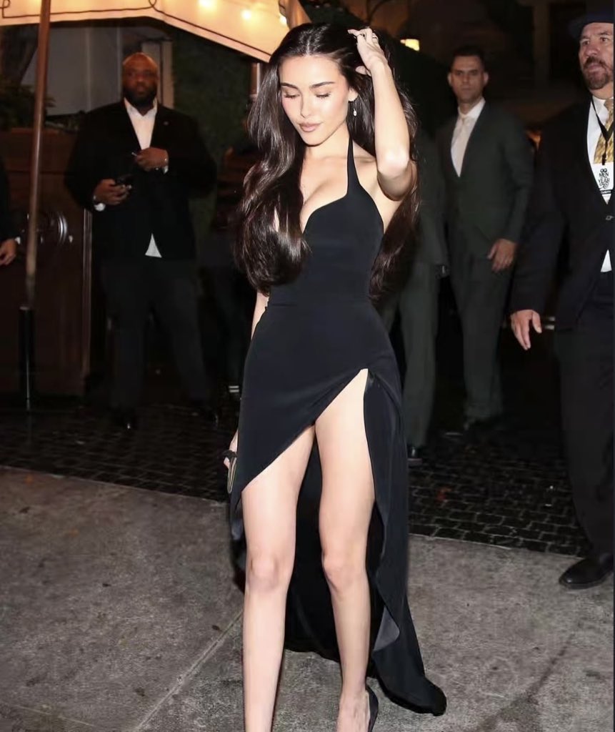 cuntisons's tweet photo. her new stylist really eating up every fit https://t.co/Z75DZiNALA